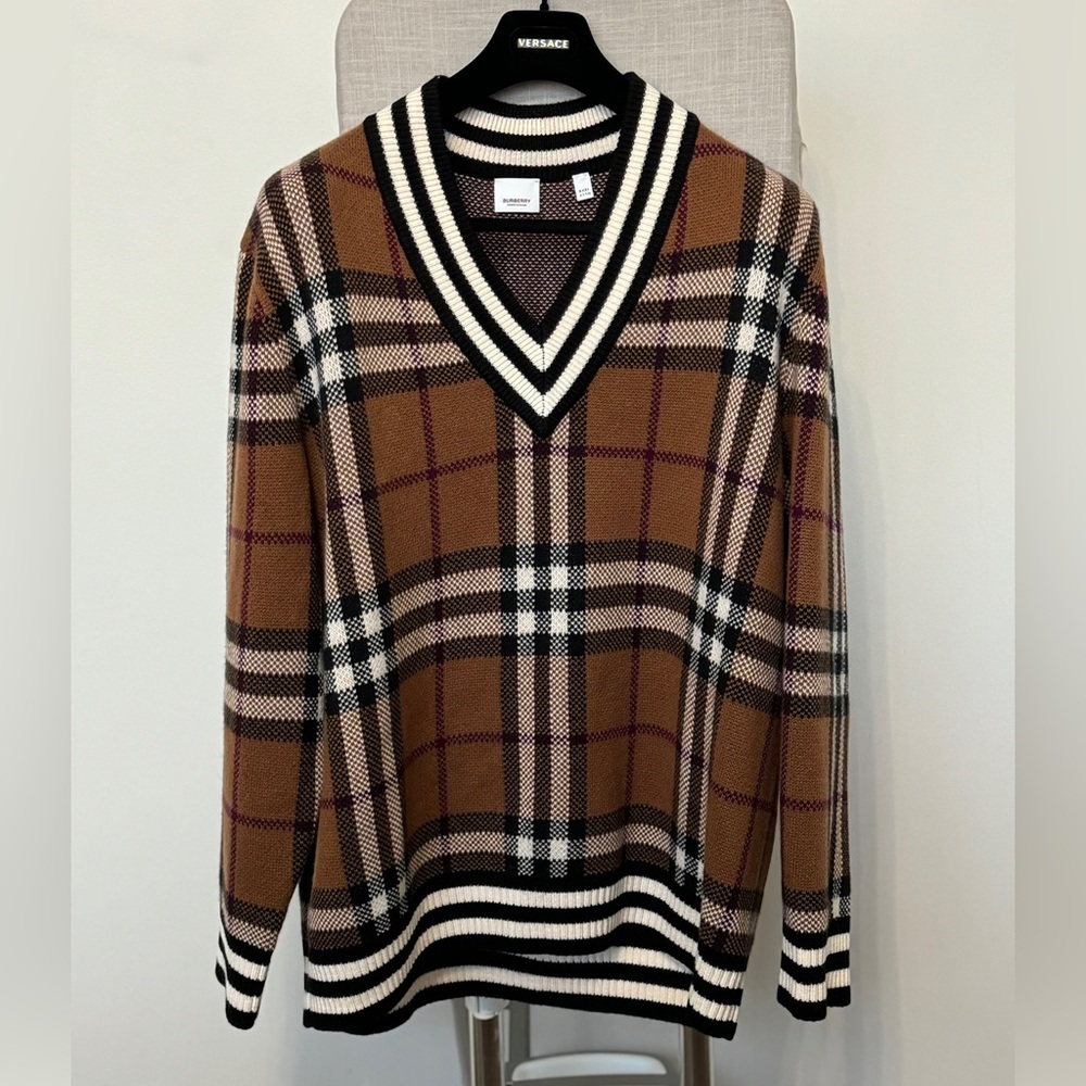 Burberry V-Neck Sweater – Classic Luxury, Effortless Elegance